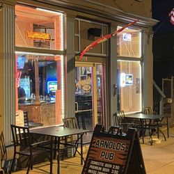 Arnold's Pub - live music sports bar karaoke acoustic guitar happy hour drinks appetizers food tv best place to watch football soccer baseball social chill