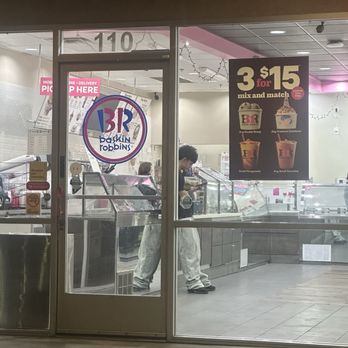 Baskin-Robbins - Staff boyfriend hanging out while other customers have been locked out and turned away. - Ice Cream & Frozen Yogurt Near Me - North Las Vegas, Nevada