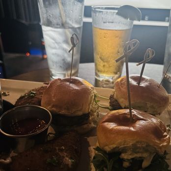 IPIC Pasadena - Filet Mignon Sliders, French Fries and Crispy Mozzarella with a Modelo - Cinema Near Me - Pasadena, California