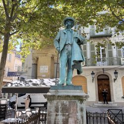 L'apostrophe Café - Statue near L'Apostrophe.