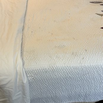 Red Roof Inn - That's nasty bed sheets right there - Hotels Near Me - St George, South Carolina