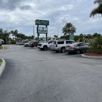 Flanigan's - parking lot - Seafood Near Me - Stuart, Florida
