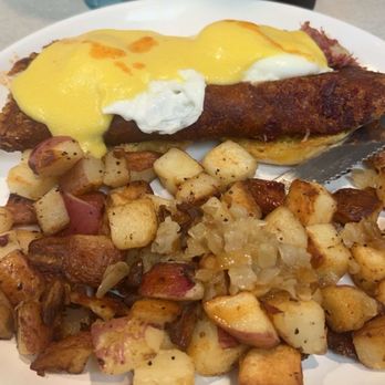 Suzie's Diner - SUE'S HOUSE HASH BENEDICT - Diners Near Me - Hudson, New Hampshire