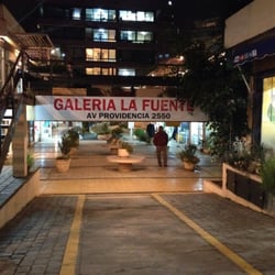 Tiene cierto atractivo nocturno la galería.