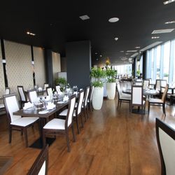Banyan On Thames - Seating area with river view