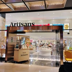MARCHÉ ARTISANS - Entrance to the Market. It's inside the Queen Elizabeth Hotel.