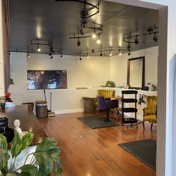 Sacred Stylist - Cozy studio vibes