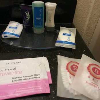 Rodeway Inn - Shampoo, lotion, conditioner, make up remover towelettes, soap, and shower caps. - Hotels Near Me - Newport, Oregon