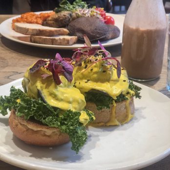Farmacy - Vegan eggs Benedict with smoothie - Vegan Near Me - London, XGL