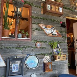 Sandy's Coffee and Tea - Photo of the walls in the place