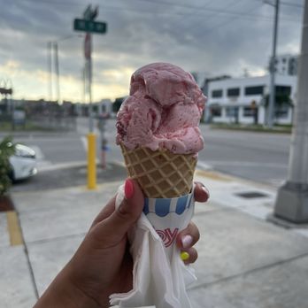 Charlie's Ice Cream - Strawberry Scoop - Ice Cream & Frozen Yogurt Near Me - Hialeah, Florida Charlie's Ice Cream - Strawberry Scoop - Ice Cream & Frozen Yogurt Near Me - Hialeah, Florida