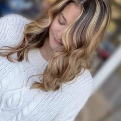Dawn Ambrose Hairstylist - Panels of depth ! This technique allows the dark hair to keep its richness while keeping contract for the brightness.