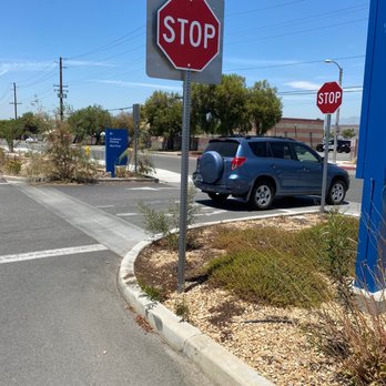 United States Postal Service - Many people have complained that the driveway is too narrow.  Cars at times have to wait on the main till cars exit. - Post Offices Near Me - Redlands, California