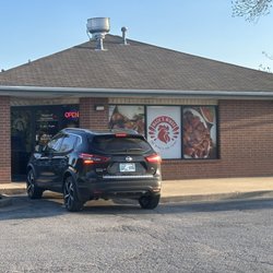 Mack’s Wings - Outside