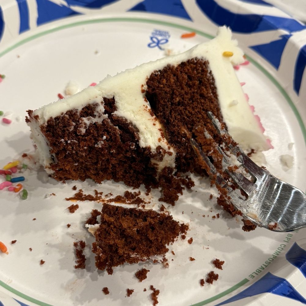 Brown hard cake not red velvet moist fresh! Brown hard cake not red velvet moist fresh!