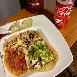 Los alteños - Tacos de chorizo, cachete, cabeza y pastor.