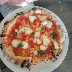 Famoso Neapolitan Pizzeria - Margherita 12"