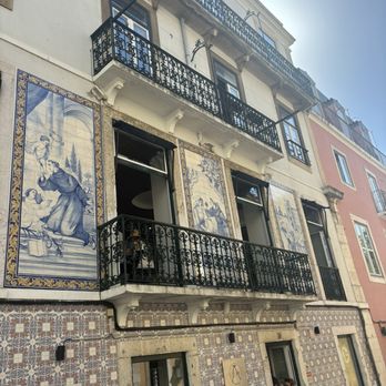 Pastelaria Santo António - View or the outside of the cafe - Bakeries Near Me - Lisbon, 11