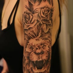 MAT - Monster Art Tattoo - tete de lion et roses noir et blanc par julien