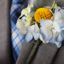 Black Dog Flower Farm - Groomsmen boutonnieres