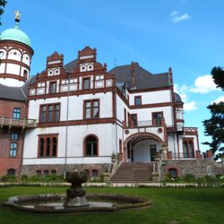 Skulpturenpark Schloss Wiligrad - Schloss Wiligrad, Parkseite, mit Terrakotta-Verblendungen im Giebel- und  Fassadenbereich, mit Tauffünte und goldenen Greif