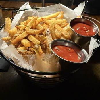 Ross' Grill - Basket of Hand-Cut Fries - American Near Me - Provincetown, Massachusetts