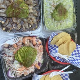 Aguachiles negros, botana mix, aguachiles verdes. Aguachiles negros, botana mix, aguachiles verdes.