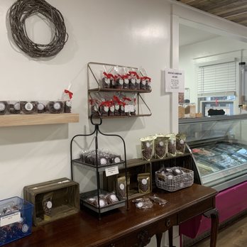 Heritage Chocolates - Cute interior with prepackaged chocolate treats and gelato. - Chocolatiers & Shops Near Me - Leonardtown, Maryland