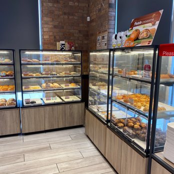 85°C Bakery Cafe-Lakeline - Some pastry cases - Coffee & Tea Near Me - Austin, Texas
