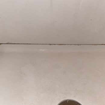 Central Maui Hostel - Mold in shower. - Hostels Near Me - Wailuku, Hawaii Central Maui Hostel - Mold in shower. - Hostels Near Me - Wailuku, Hawaii