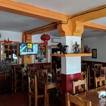 Restaurante Fei Long - Interior view, they have 2 mini-split AC units, TV, lots of Chinese art, lamps, and statues. Really a nice ambiance. - Seafood Near Me - Puerto Vallarta, JAL