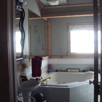 McKenzie House Bed and Breakfast - Bathroom and hot tub in Courtney's room - Bed & Breakfast Near Me - Middlebury, Indiana McKenzie House Bed and Breakfast - Bathroom and hot tub in Courtney's room - Bed & Breakfast Near Me - Middlebury, Indiana