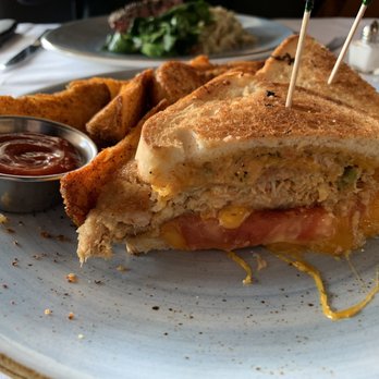 The Union Kitchen - Crab melt with spicy wedges - New American Near Me - Houston, Texas The Union Kitchen - Crab melt with spicy wedges - New American Near Me - Houston, Texas
