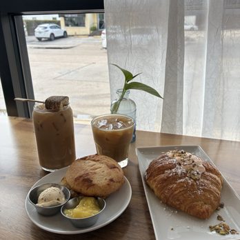 Della Coffee - Coffee & Tea Near Me - Houston, Texas
