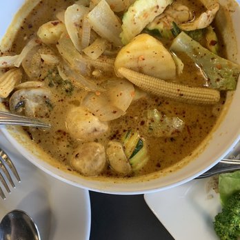 Pad Thai Restaurant - Yellow curry - Thai Near Me - Clovis, California