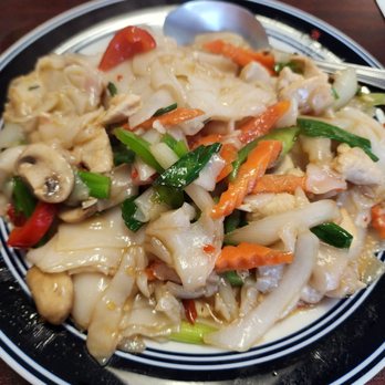 Baanthai Cuisine - When it came out, we're like, huh?? Did she use the wrong sauce?? It's supposed to be more of a dark sauce. - Thai Near Me - Yuba City, California