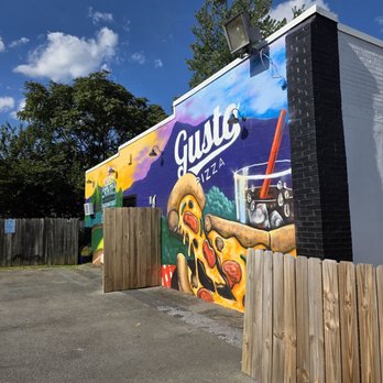 Gusto’s Pizza - A view of the wooden fence surrounded the front of the restaurant where the outdoor patio dining area was located. - Pizza Near Me - Salem, Virginia