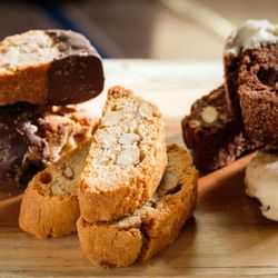 El Bistro - Enjoy a variety of local gourmet coffees and grab-and-go fare-from delicious baked breads and fresh fruit, to sandwiches and salads.