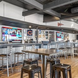 On Par Restaurant & Lounge - Bar with multiple TVs for your viewing pleasure!