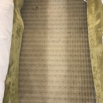 DoubleTree by Hilton Hotel Kamloops - Dirty carpet Between beds - Hotels Near Me - Kamloops, British Columbia