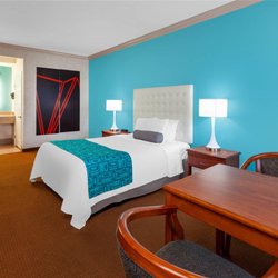 Howard Johnson Hotel & Suites by Wyndham Pico Rivera - Guest room