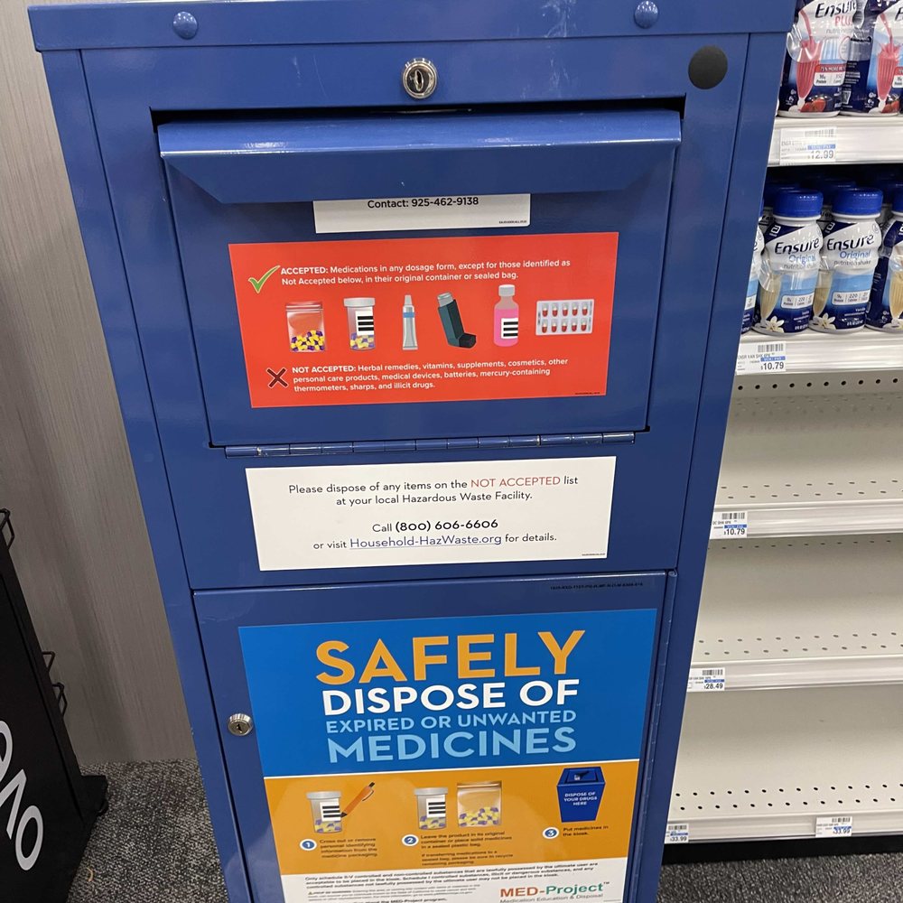Stuck and jammed full bin next to unstacked shelves Stuck and jammed full bin next to unstacked shelves
