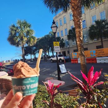Tinto Y Crema - Chocolate Nutella on the patio - Ice Cream & Frozen Yogurt Near Me - Charleston, South Carolina Tinto Y Crema - Chocolate Nutella on the patio - Ice Cream & Frozen Yogurt Near Me - Charleston, South Carolina