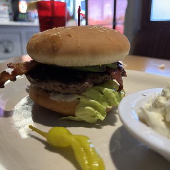 Gisselle’s Cafe - Delicious Baco avocado burger - American Near Me - Phelan, California Gisselle’s Cafe - Delicious Baco avocado burger - American Near Me - Phelan, California