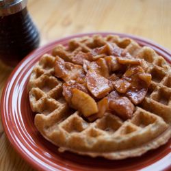 Range Free - Top 8 Free & vegan waffle, with pure maple syrup and seasonal cinnamon apples