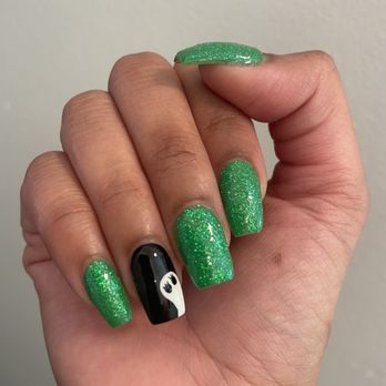 Risque Beauty Lounge - Gabii Halloween nails - Hair Salons Near Me - Redondo Beach, California