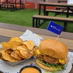 PopStroke - Chicken sandwich with chips