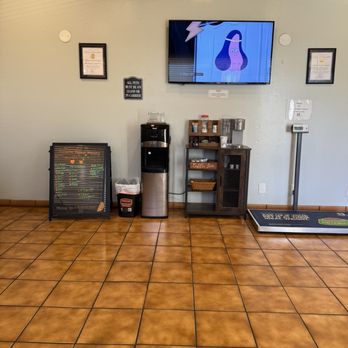 Fullerton Regional Veterinary Hospital - Lobby - Veterinarians Near Me - Fullerton, California