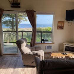 Snugglers Cove Resort - Living room area
