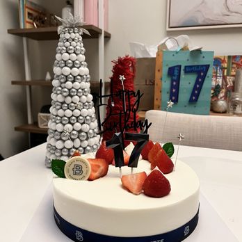Paris Baguette - Strawberry cream cake - Bakeries Near Me - Lake Forest, California